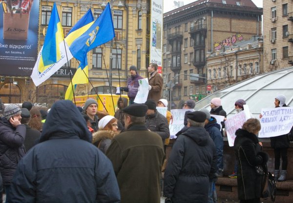 Майданутые европид@ры встретили киевлян арматурой, битами, дубинками и кувалдами