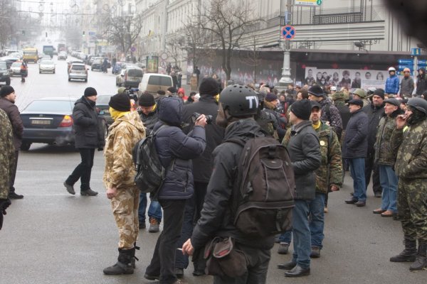 Майданутые европид@ры встретили киевлян арматурой, битами, дубинками и кувалдами