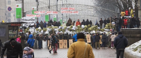 Майданутые европид@ры встретили киевлян арматурой, битами, дубинками и кувалдами