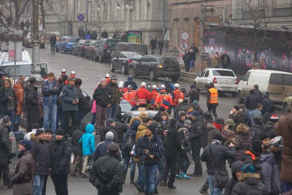 Майданутые европид@ры встретили киевлян арматурой, битами, дубинками и кувалдами