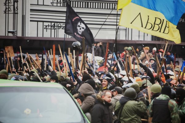 Майданутые европид@ры встретили киевлян арматурой, битами, дубинками и кувалдами