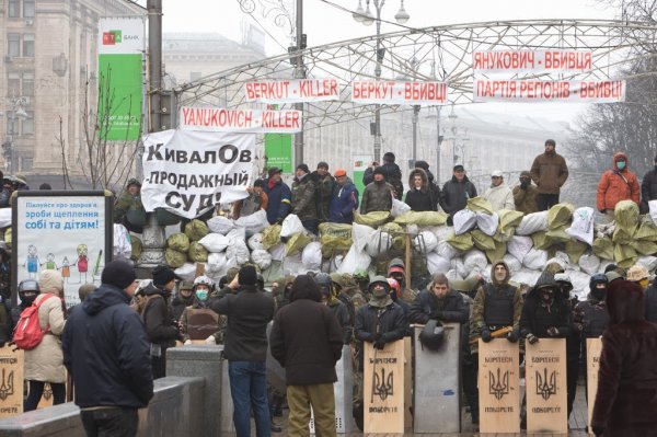 Майданутые европид@ры встретили киевлян арматурой, битами, дубинками и кувалдами