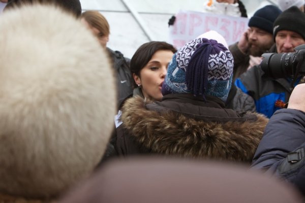 Майданутые европид@ры встретили киевлян арматурой, битами, дубинками и кувалдами