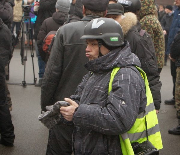 Майданутые европид@ры встретили киевлян арматурой, битами, дубинками и кувалдами