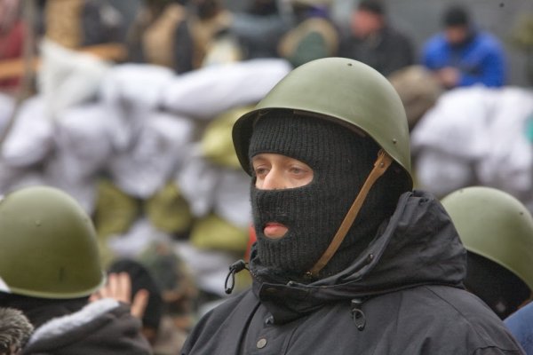 Майданутые европид@ры встретили киевлян арматурой, битами, дубинками и кувалдами