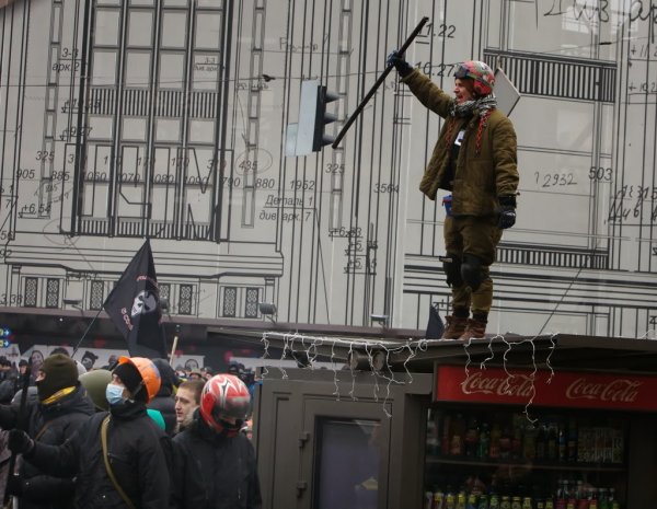 Майданутые европид@ры встретили киевлян арматурой, битами, дубинками и кувалдами