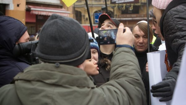 Майданутые европид@ры встретили киевлян арматурой, битами, дубинками и кувалдами