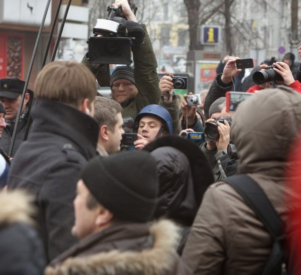 Майданутые европид@ры встретили киевлян арматурой, битами, дубинками и кувалдами