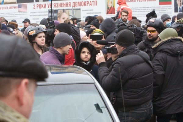 Майданутые европид@ры встретили киевлян арматурой, битами, дубинками и кувалдами