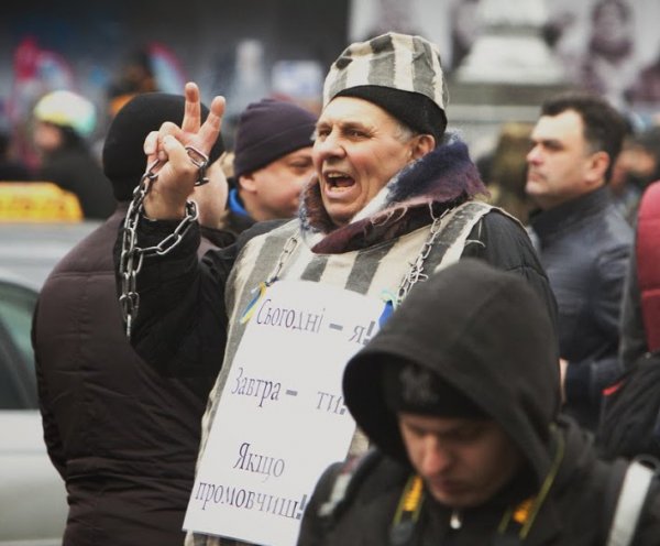 Майданутые европид@ры встретили киевлян арматурой, битами, дубинками и кувалдами