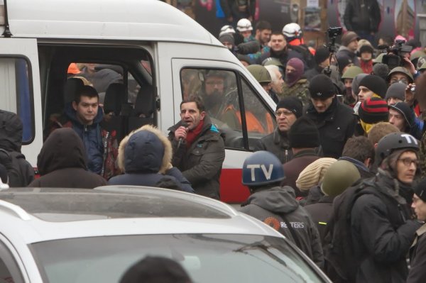 Майданутые европид@ры встретили киевлян арматурой, битами, дубинками и кувалдами