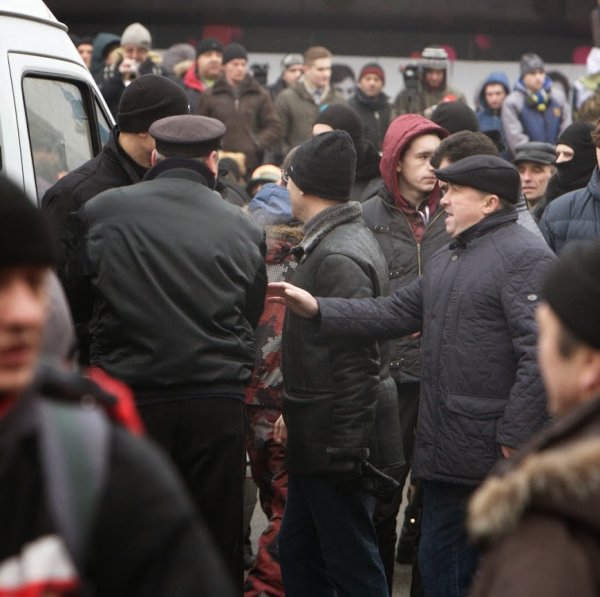 Майданутые европид@ры встретили киевлян арматурой, битами, дубинками и кувалдами