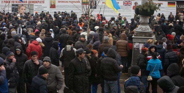 Майданутые европид@ры встретили киевлян арматурой, битами, дубинками и кувалдами