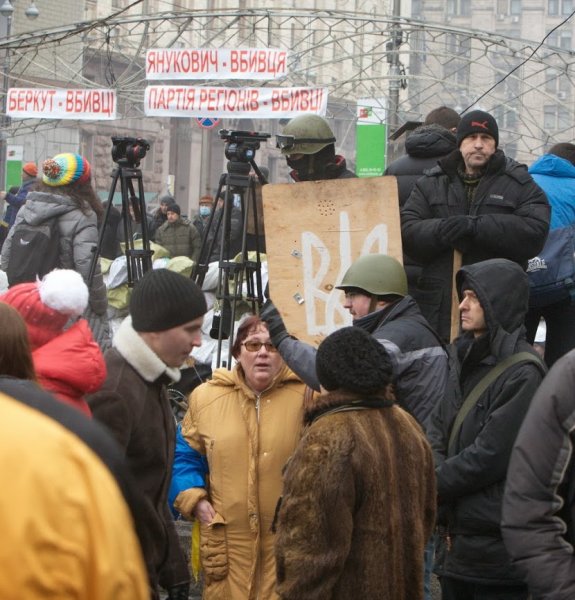 Майданутые европид@ры встретили киевлян арматурой, битами, дубинками и кувалдами