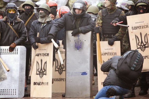 Майданутые европид@ры встретили киевлян арматурой, битами, дубинками и кувалдами