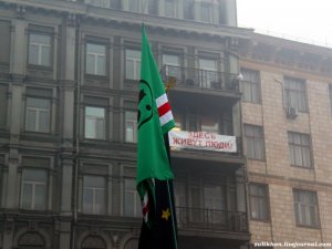 Над майданом гордо реют ...