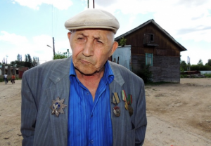 Нищий миллионер: живёт в бараке и отдаёт деньги бедным