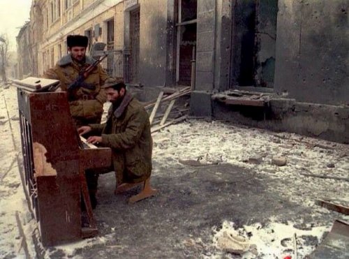 Откуда взялось фортепиано на Майдане