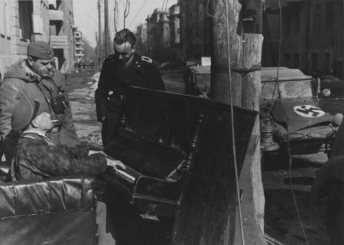 Откуда взялось фортепиано на Майдане