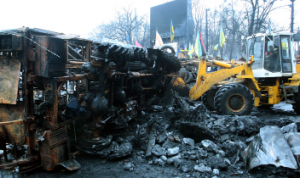 Запах революции: всё подвергнуть санитарной обработке... Власти Киева бросили на баррикады грейдеры и самосвалы..