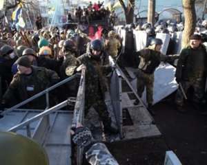 Экстремисты штурмуют офис Партии регионов в Киеве