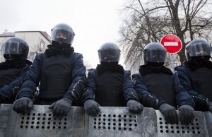 "Беркут" начал оттеснять протестующих с ул.Липской