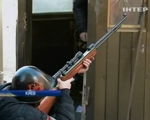 Протестующие используют огнестрельное оружие против милиции. ВИДЕО