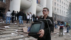 Во Львове началось открытое мародерство