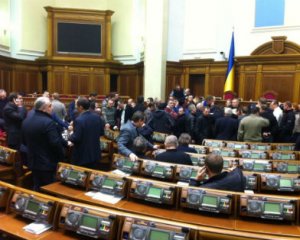 В Раде собрались более 200 нардепов. Кошулинский, открыв заседание, объявил перерыв