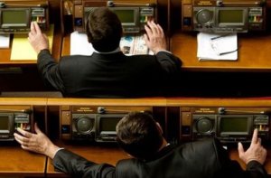 У оппозиции не хватает голосов в ВР - планируют голосовать чужими карточками