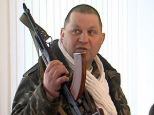Экстремист из Правого сектора пришел на заседание чиновников с "калашом": "Бог создал людей разными, Кольт уровнял шансы". ВИДЕО