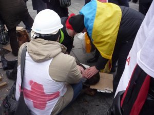 Правда от медиков Майдана: Кому война, кому мать родная