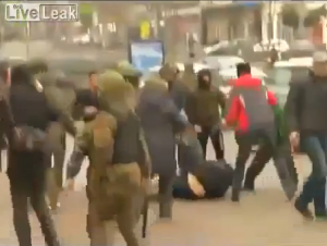 Банды в Киеве избивают и убивают людей средь бела дня прямо на улицах