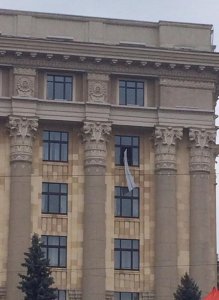 "Сейчас они стоят на коленях". Из харьковской ОГА выбили сторонников Майдана