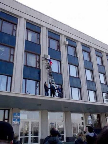 Над юго-востоком Украины жители поднимают Флаги России. События 1 марта 2014 года