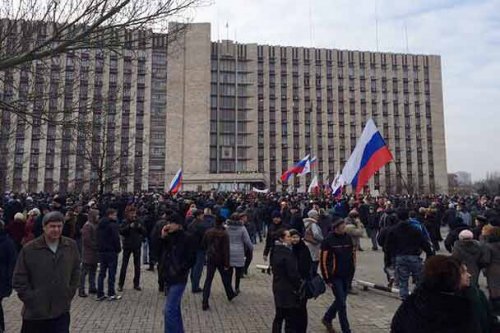 Над юго-востоком Украины жители поднимают Флаги России. События 1 марта 2014 года