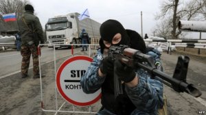 Крым и Украину разделили кордоны бойцов самообороны