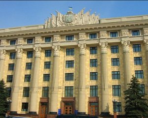 Срочно! Группа мирных митингующих активистов пытается зайти в харьковскую ОГА