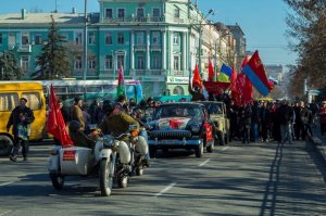 Днепр не сдается миллиардеру Коломойскому и бандеровским боевикам