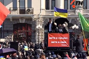 Кличко в Харькове забросали яйцами