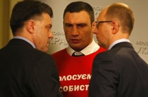 Хунта между молотом и наковальней