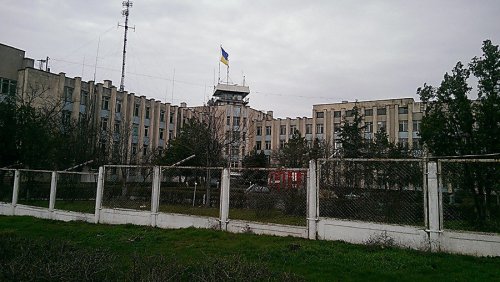 Украинские военные в Крыму сдают оружие Украинские военные в Крыму сдают оружие