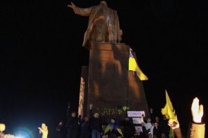 Харьковский Евромайдан внезапно полюбил памятник Ленину