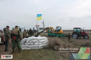 Возобновлено движение транспорта на границе между Крымом и Украиной