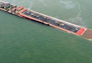 Столкновение двух судов в Мексиканском заливе привело к разливу нефти